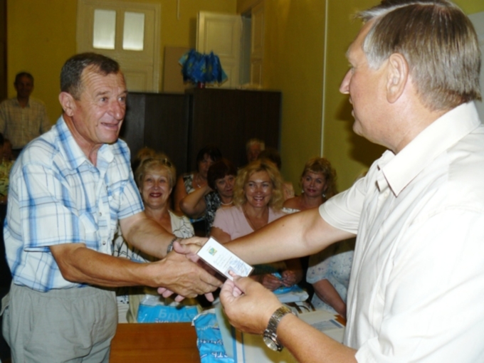 Владимир Павлюк вручает партбилет новому члену партии